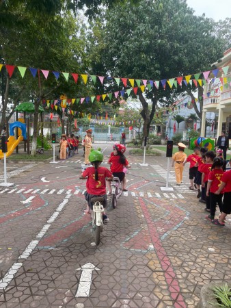 Triển khai thực hiện kế hoạch công tác giáo dục an toàn giao thông và Chương trình “Tôi yêu Việt Nam” trong giáo dục mầm non năm học 2024 – 2025 tại trường mầm non Diễn Hồng. Thực hiện chủ đề "Phương tiện và quy định giao thông"