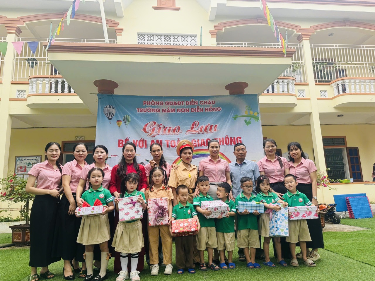 Ảnh trao quà NH